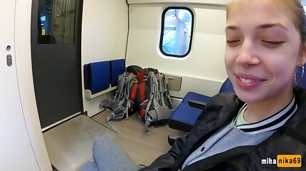 Быстрый минет в поезде от игривой молодой подружки