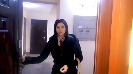 Русская жена просит прощения и мастурбирует со сквиртом перед мужем