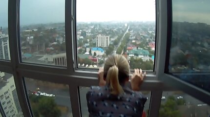 Риэлторша отсосала у клиента в новой квартире за удачную сделку