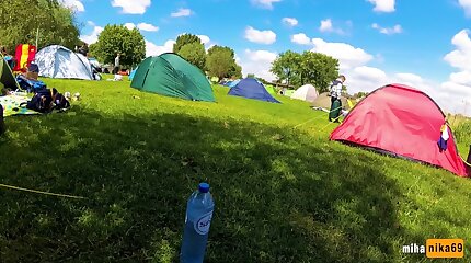 Безбашенная молодая пара трахается в палатке на людном кемпинге
