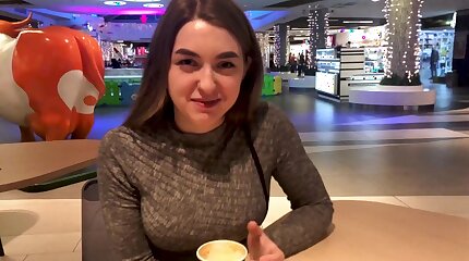 Молодая пара сняла свой первый публичный секс в кабинке туалета
